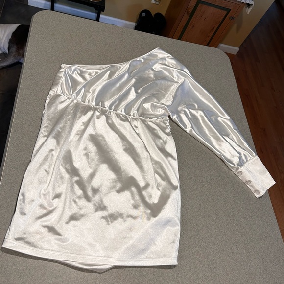 Glamaker Plus One Shoulder Ruched Satin Dress White 2XL (16) - Picture 3 of 7
